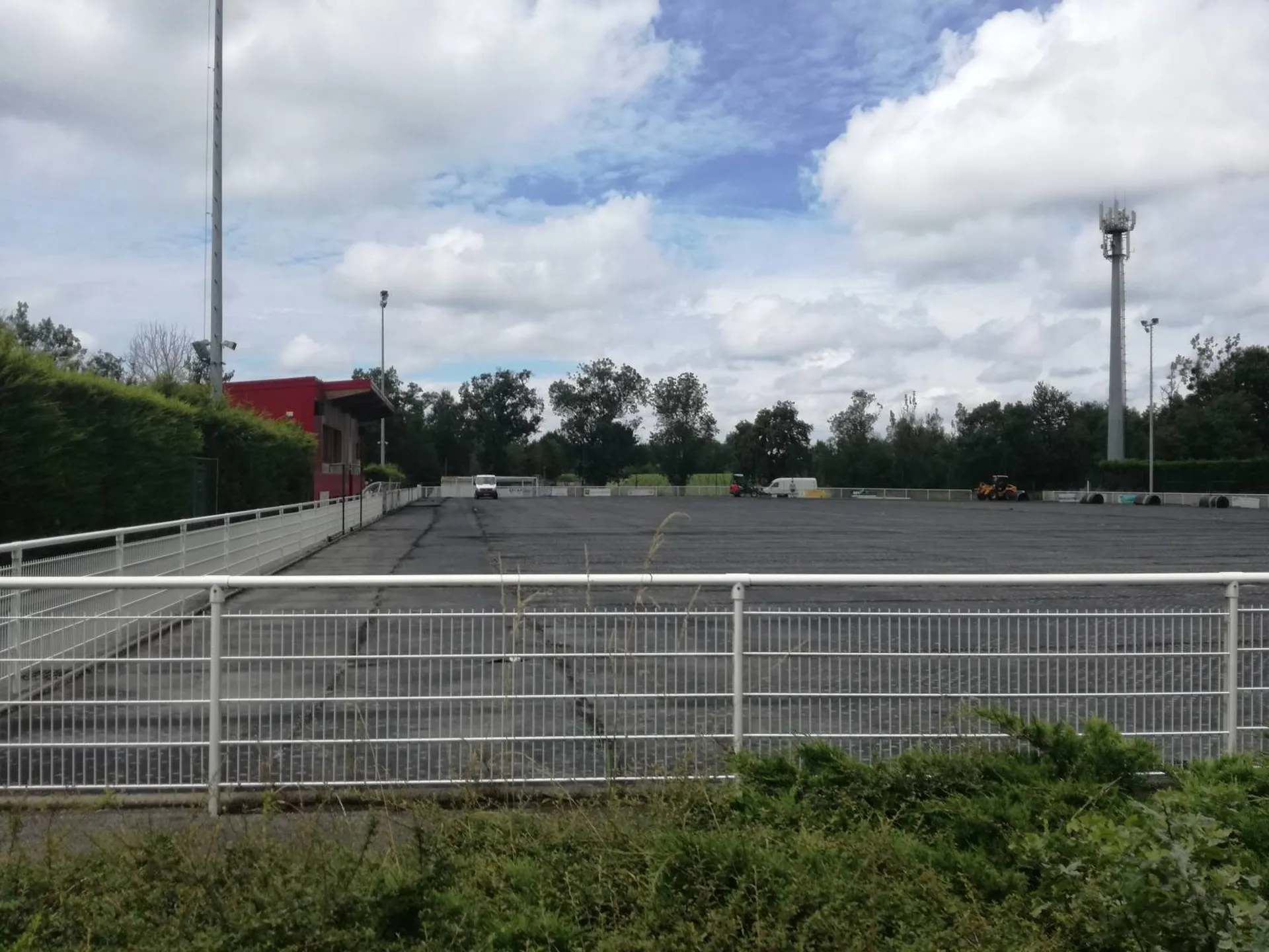 Remplacement d'un vieux gazon synthétique football