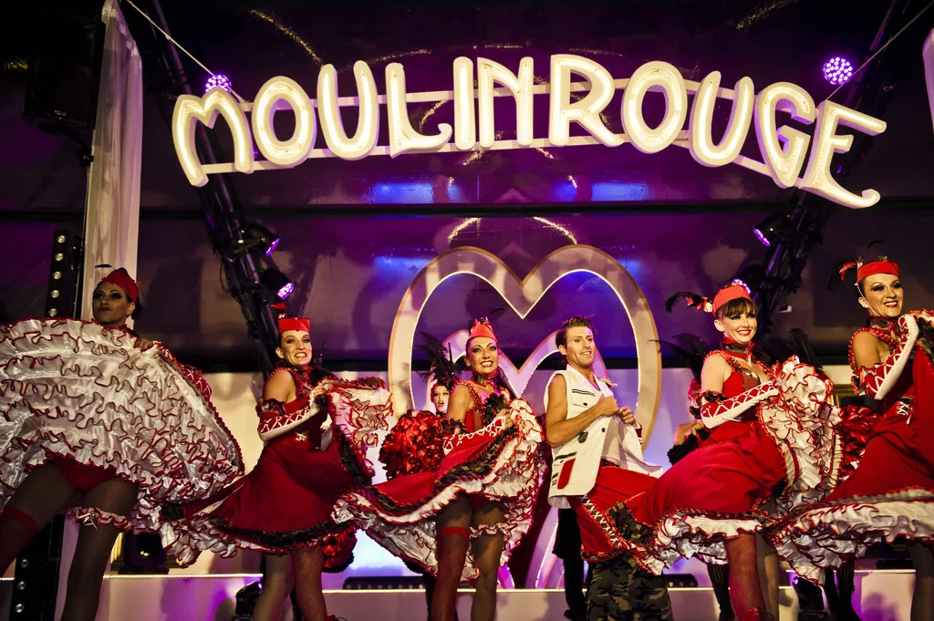 Scénographie événementielle immersive avec conception décors et installations lumineuses monumentales pour soirée spectaculaire dans lieu d'exception à Cannes