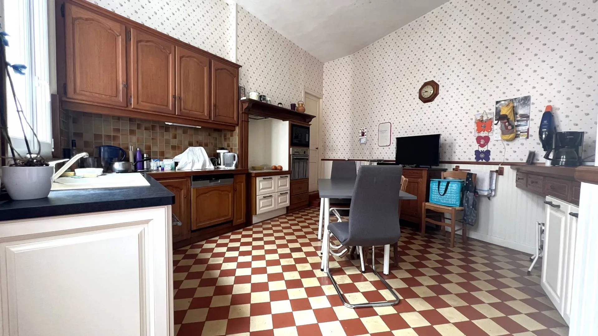 Belle demeure bourgeoise 280m² avec 5 chambres, 11 pièces, chapelle 50m², jardin arboré 597m² et grand garage, exposition sud-ouest, en plein centre de Eu 76260.