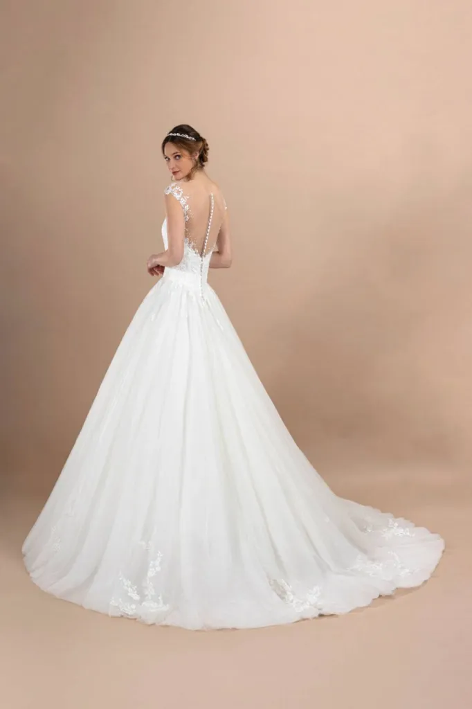 créateur Églantine référence Autriche dos nu transparent et jupe en tulle sur Marseille.