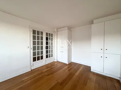 A vendre dans un bel ensemble immobilier du centre de Saint Germain en Laye un appartement deux pièces en dernier étage avec ascenseur