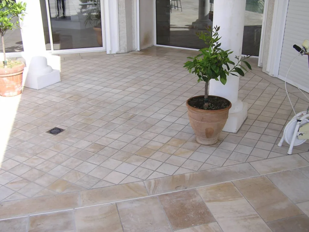 Vendeur de carrelage en pierre naturelle au 36 rue de Bourgogne 75007 Paris. Terrasse piscine carrelage et parement mural. Pierre naturelle pour margelle de piscine et carrelage