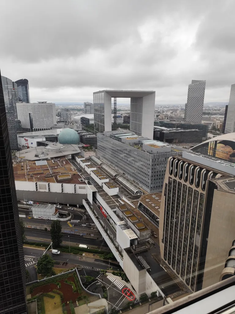 Films solaires effet transparent haute performance pour baies vitrées afin d’améliorer le  confort thermique des bureaux proche Paris la Défense 
