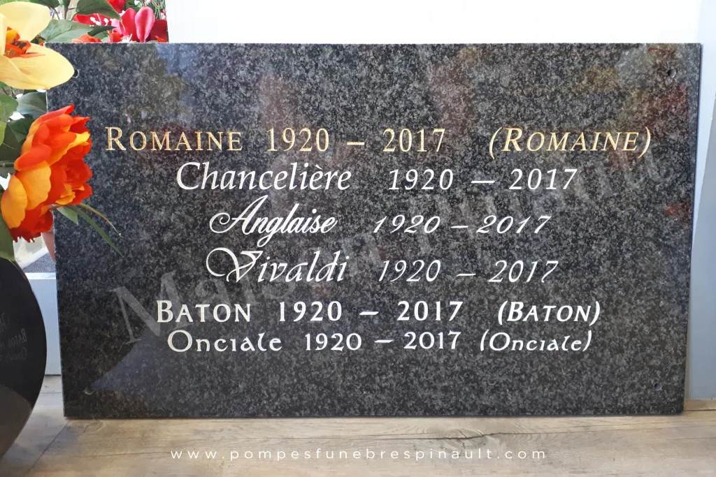 Plusieurs style de gravure sont possibles sur une stèle