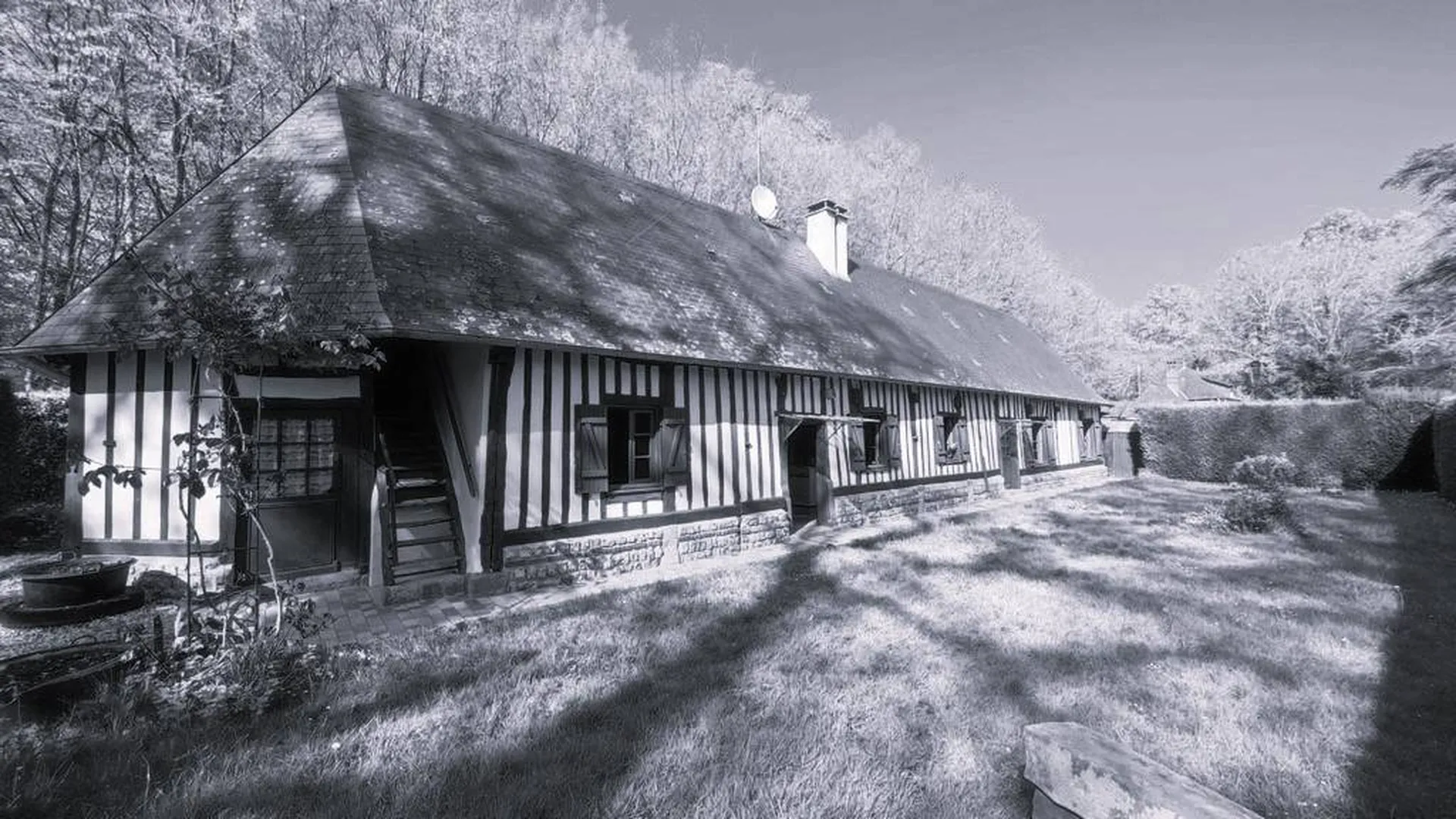 VENDU charmante longère de 95 m² bâtie sur un terrain de 1068 m² paysagés et clos situé à 10 minutes de plages