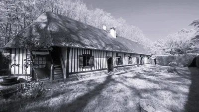 VENDU charmante longère de 95 m² bâtie sur un terrain de 1068 m² paysagés et clos situé à 10 minutes de plages