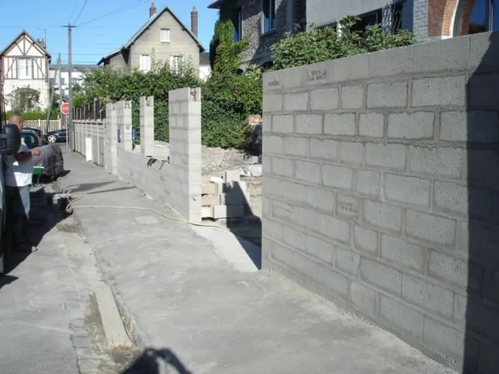 Installation de Murs de clôture en maçonnerie, Piliers de portail et Aménagements de limites de propriété à Cabourg dans le Calvados 14 et sur la Côte Fleurie