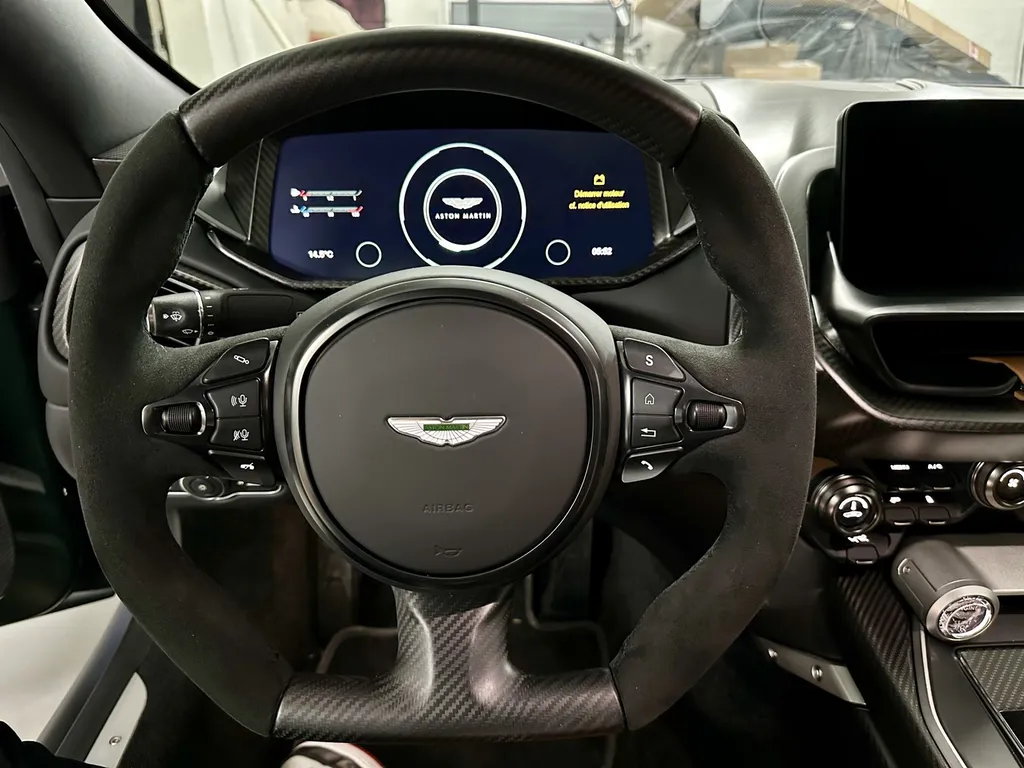 Traitement céramique Lyon protection carosserie Aston Martin Valour 