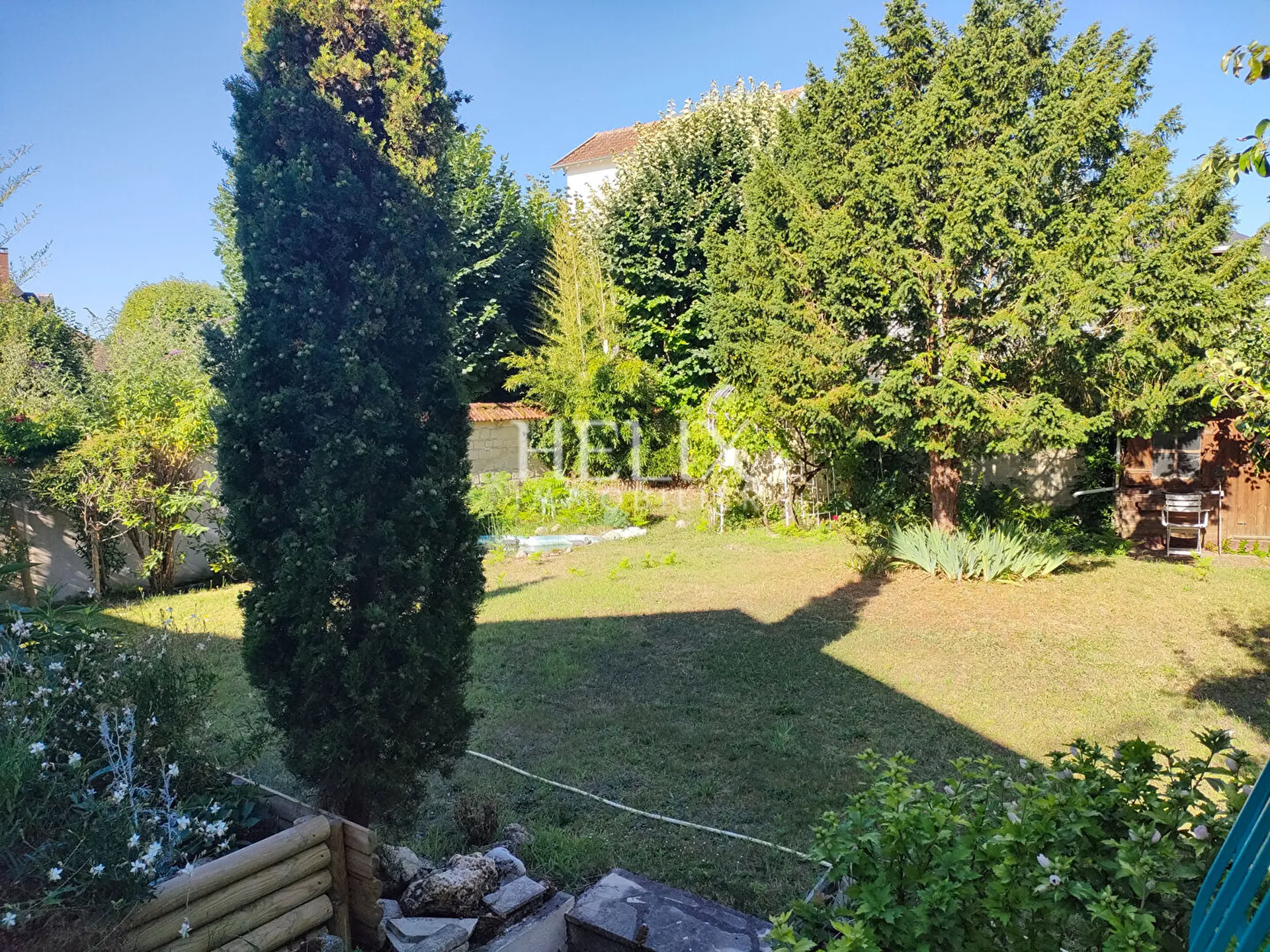 Maison familiale pleine de charme de 195m2 à rafraichir sur un beau terrain de 750m2 à 15mn à pieds de la gare de Maisons Laffitte comprenant un double séjour avec cheminée et 5 chambres.