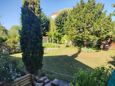 Maison familiale pleine de charme de 195m2 à rafraichir sur un beau terrain de 750m2 à 15mn à pieds de la gare de Maisons Laffitte comprenant un double séjour avec cheminée et 5 chambres.