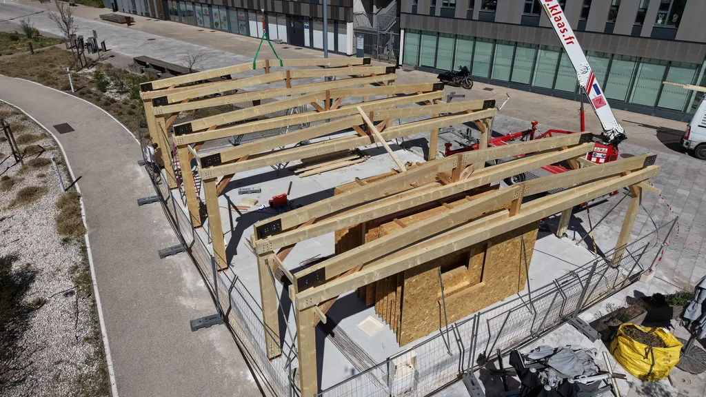 Construction de structures bois avec portiques, murs à ossature bois et bardage claire-voie pour une crèche sur le site Naval Groupe à Ollioules dans le Var