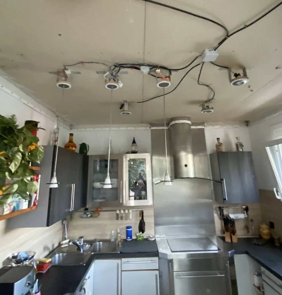Cuisine : Pose plafond tendu laqué noir à Toulouse - Plafonds Tendus Occitans Toulouse