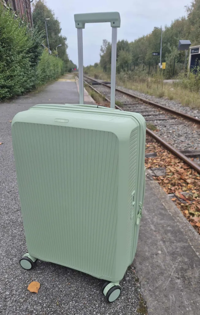 Valise rigide taille moyenne Elite 65cm disponible chez Evasion Eu