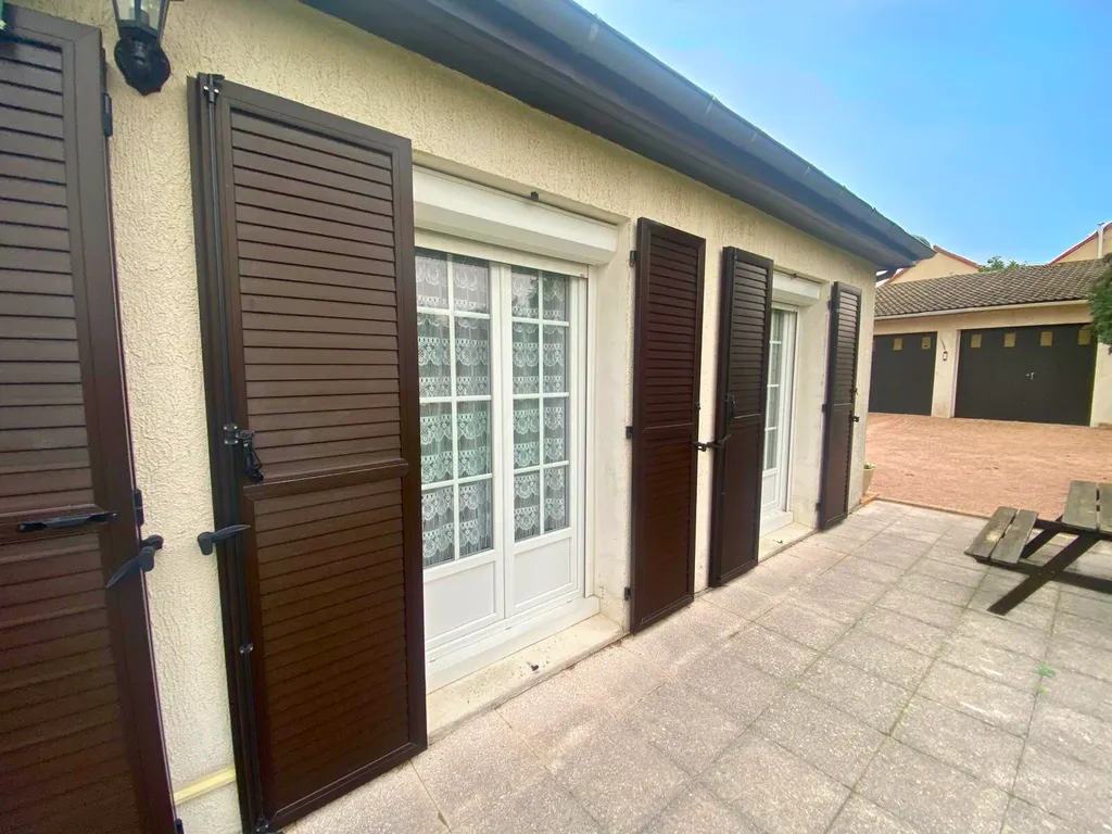 Pose de volets battants PVC à cadre Thiebaut, coloris acajou à Andrézieux-Bouthéon près de Saint Etienne dans la Loire