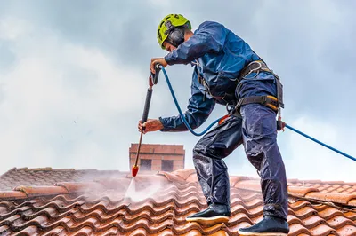 Nettoyage d'une toiture en tuile avec démoussage et traitement hydrofuge pour une maison plain pied à Toulouse