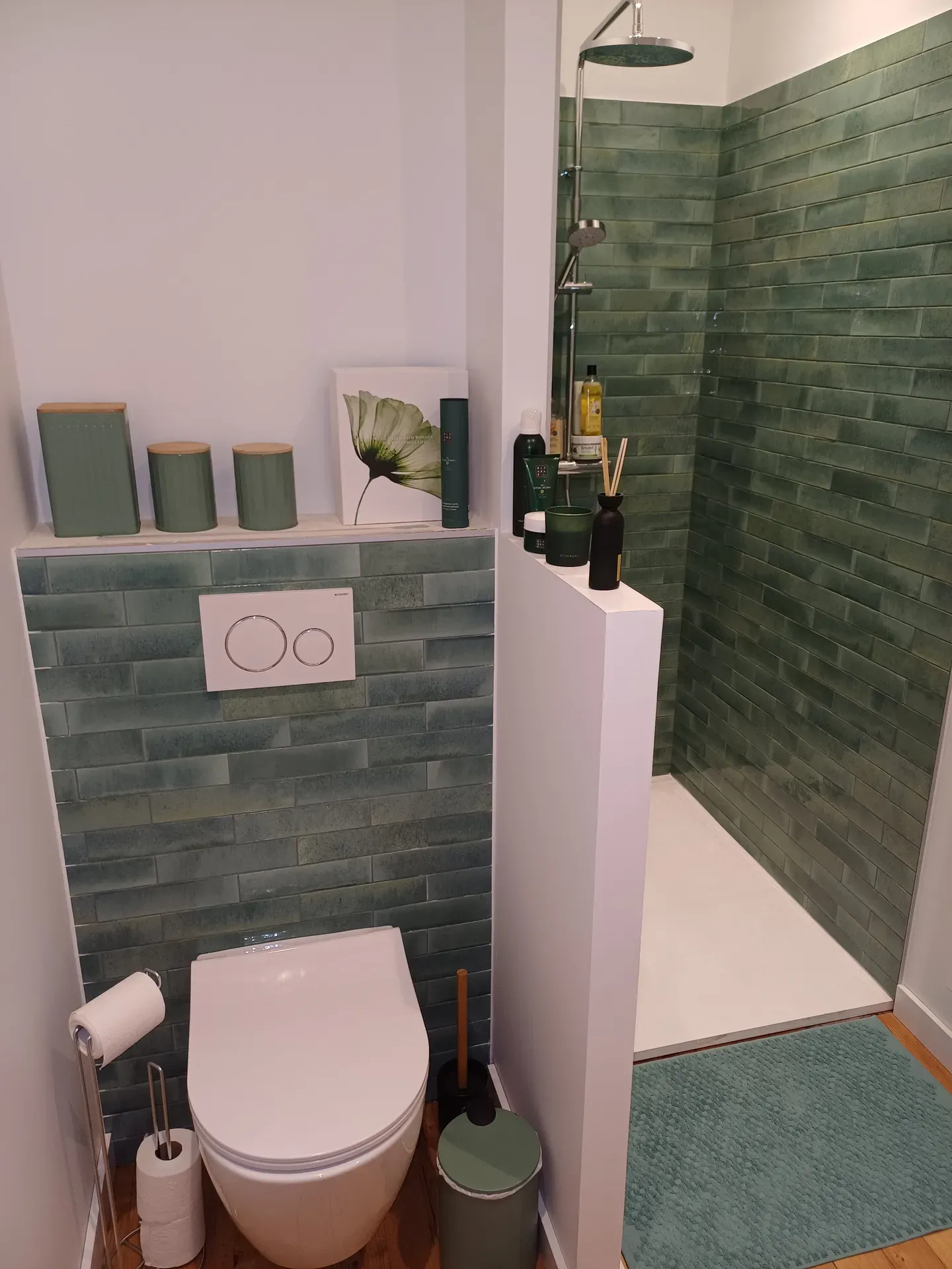 Salle de bain moderne entièrement réalisée avec finitions soignées dans cette rénovation à Villefranche-sur-Saône