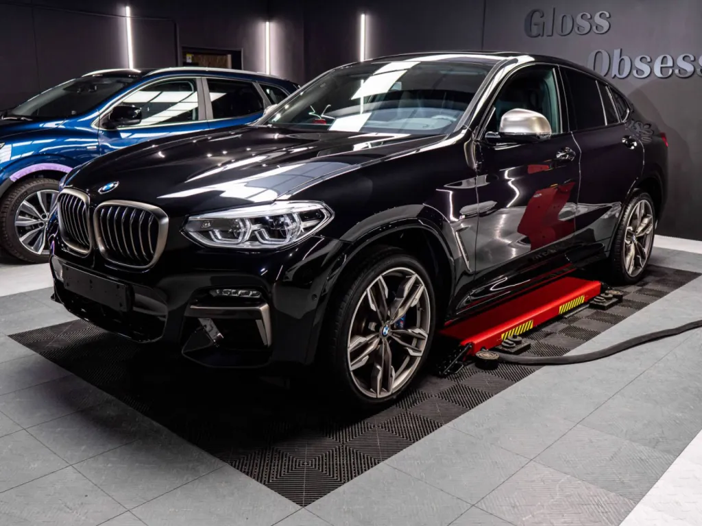 Traitement céramique Gtechniq, protection de la carrosserie et des jantes sur ce BMW X4 à Vannes