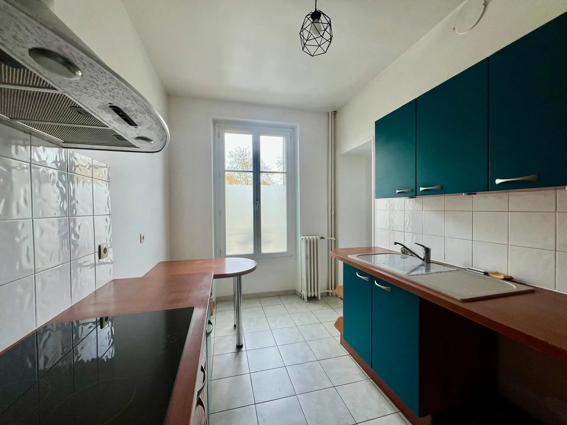 Exclusivité à louer, au Vésinet, un appartement ultra lumineux, traversant et soigné avec 2 chambres ou bureau sur cour intérieure à 5 minutes du RER
