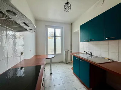Exclusivité à louer, au Vésinet, un appartement ultra lumineux, traversant et soigné avec 2 chambres ou bureau sur cour intérieure à 5 minutes du RER