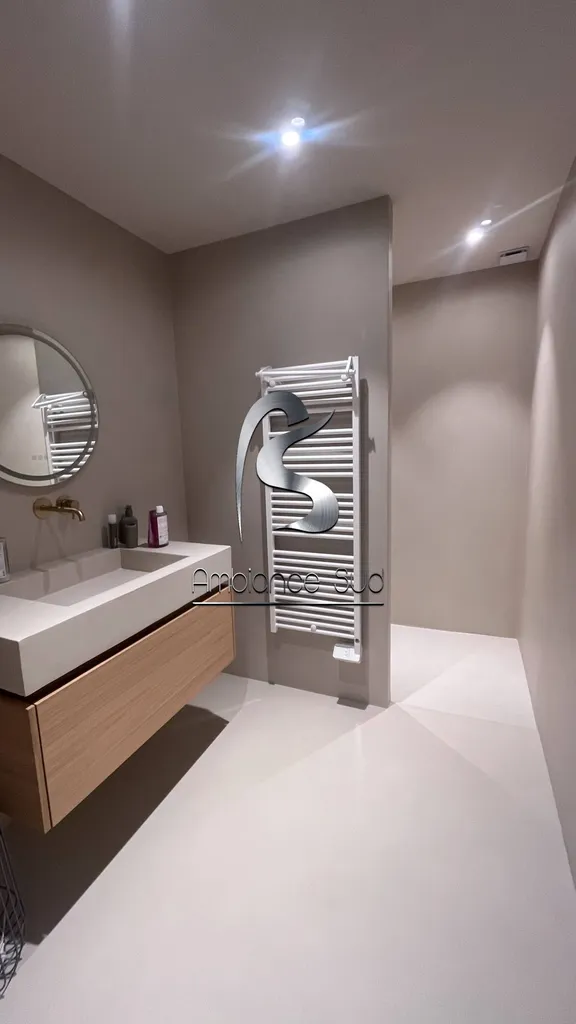 Réalisation d’une salle de bain en béton ciré taloché à Châteauneuf-du-Pape près d’Avignon