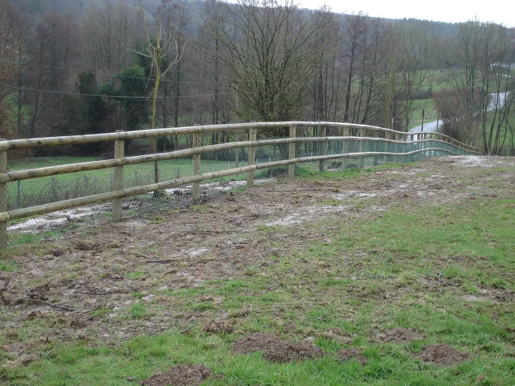 Installation de Clôture en Rondins de Bois Traité, Modèle Rustique pour Parcs et Terrains à Caudebec en Caux en Seine-Maritime 76 et Rives-en-Seine