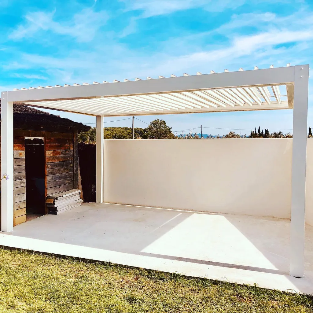 Pose d'une pergola bioclimatique en aluminium sur mesure avec stores bannes pour l'aménagement extérieur d'une villa à Nice