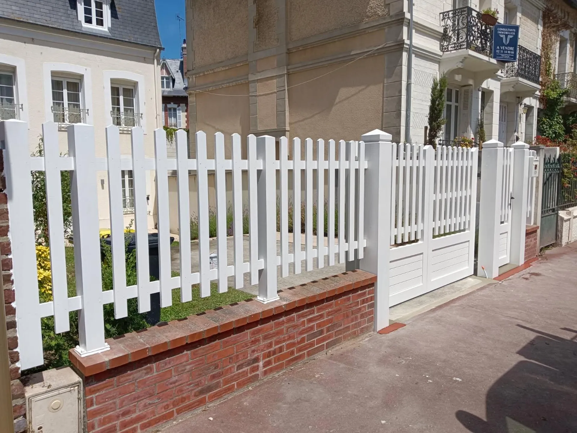 Installation d'Ensembles de Fermeture Extérieure sur Mesure : Portails, Portillons et Clôtures Coordonnés en Aluminium pour Projets Résidentiels à Bernay dans l’Eure 27