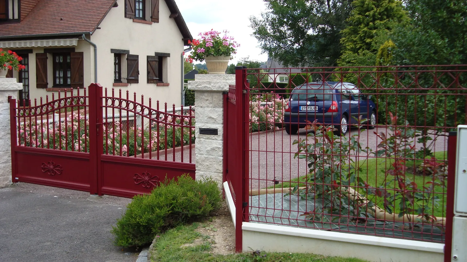 Installation de Portail en aluminium rétro à battants motorisés, Portillon coordonné et Clôtures à Bourgtheroulde dans l'Eure 27 et ses Alentours