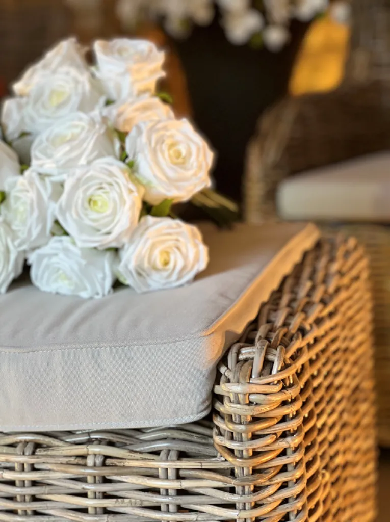 Chez Sacha le mobilier, les objets de décoration se mélangent avec talent à la mode.