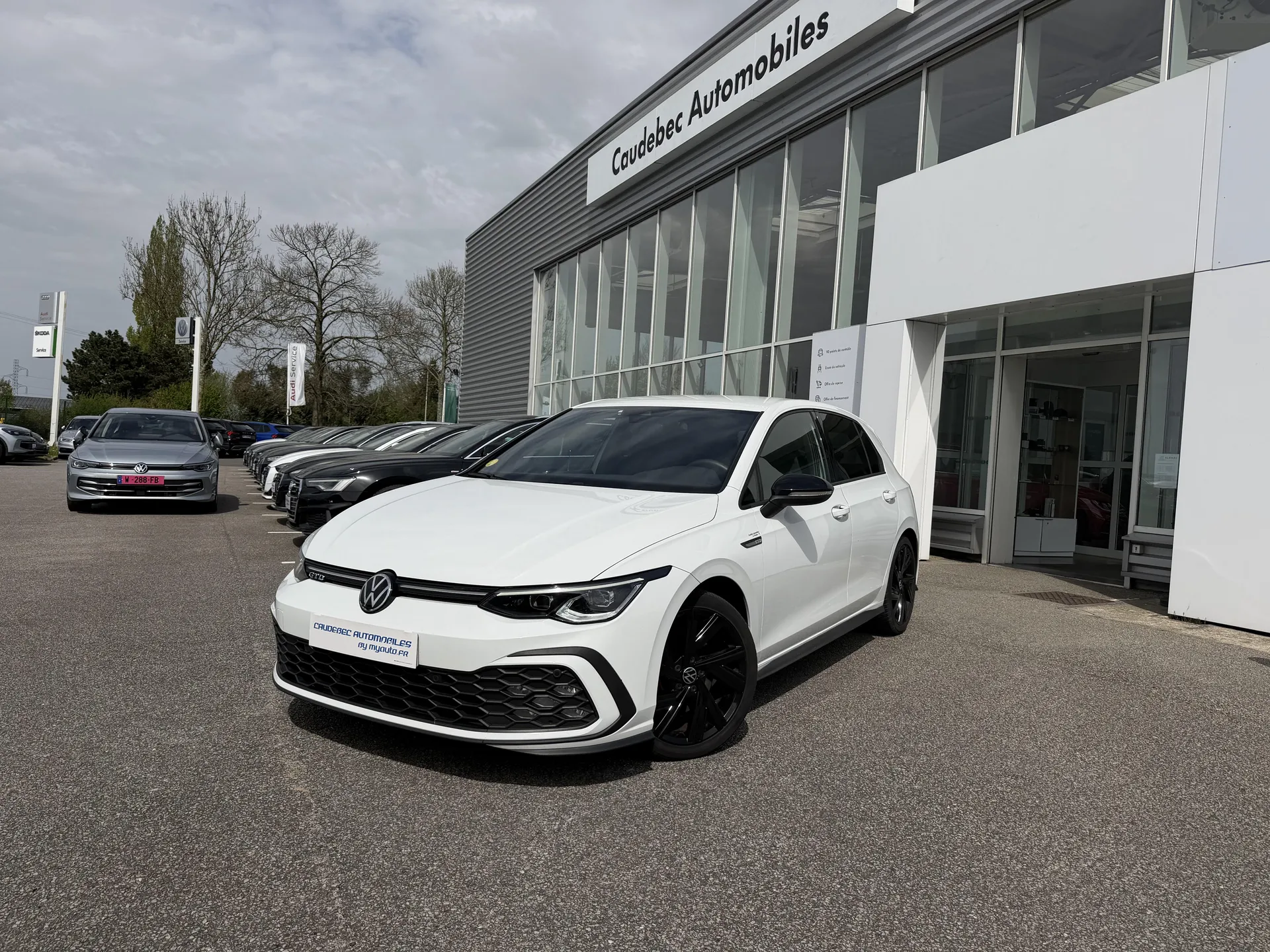 Volkswagen Golf 8 GTD d'occasion à vendre à faible distance de Rouen : une sportive diesel performante disponible chez Caudebec Automobiles