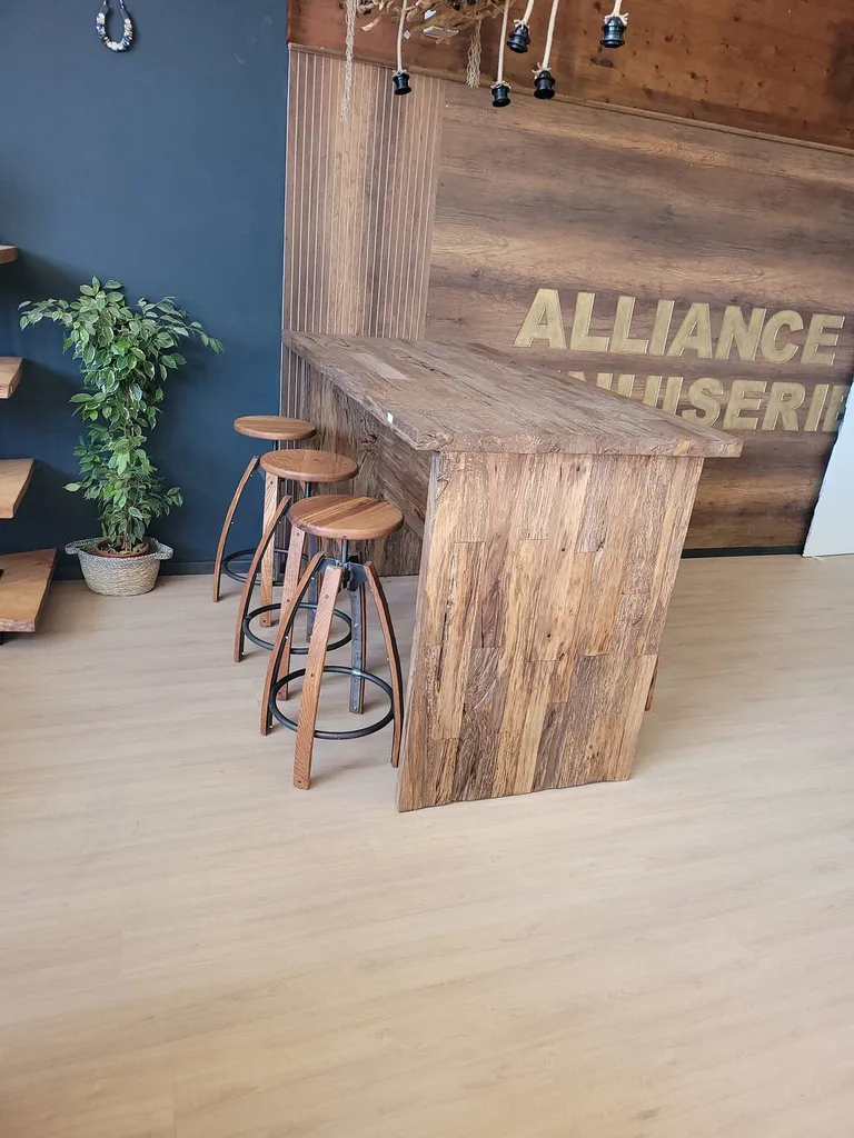 Fabrication et agencement sur-mesure de mobilier en bois massif près de Martigues