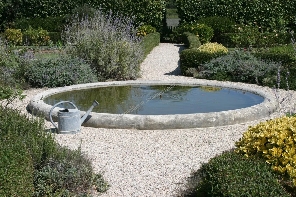 Bassin fontaine circulaire en pierre à Aix en Provence