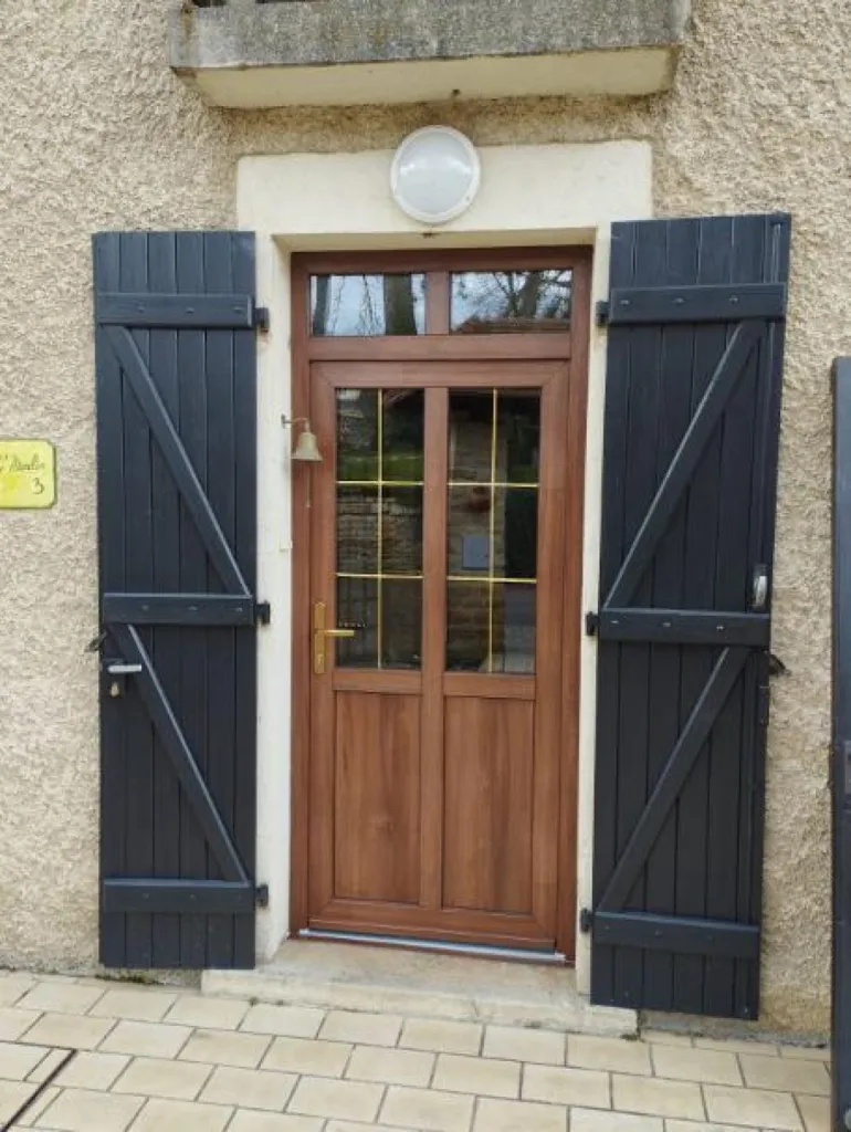 Installation d'une porte d’entrée PVC Premium Ouvertures Excellence 1 vantail avec imposte hautement isolante à Blaisy-Bas en Côte d'Or