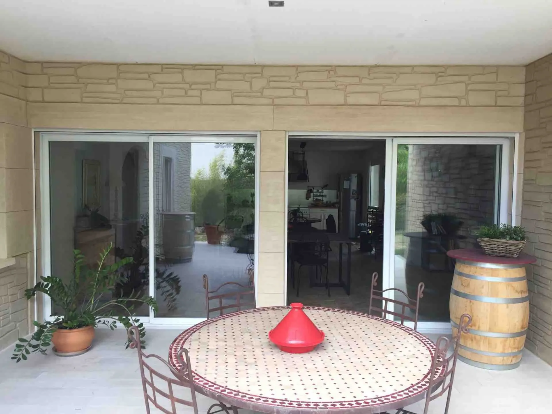 Décoration des façades autour d’une terrasse à Béziers dans l’Hérault