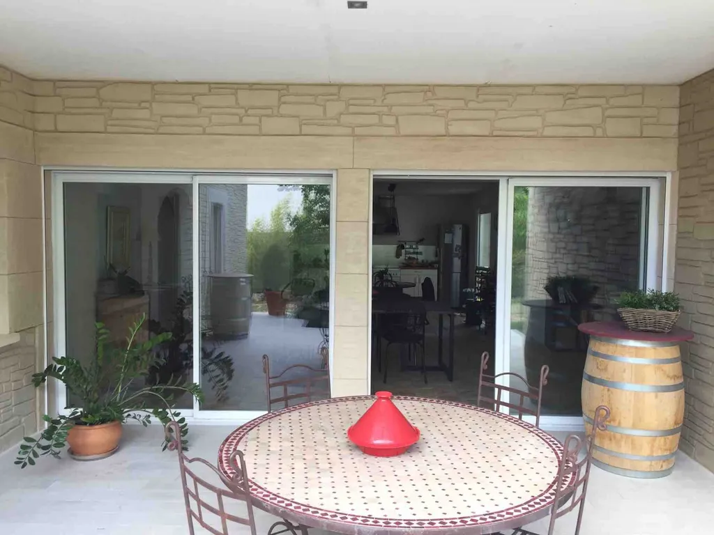 Décoration des façades autour d’une terrasse à Béziers dans l’Hérault