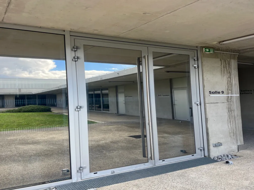 Installation poignées inox et remplacement serrure multipoints avec réglages menuiseries aluminium pour projet Mobipolis Beauzelle Toulouse