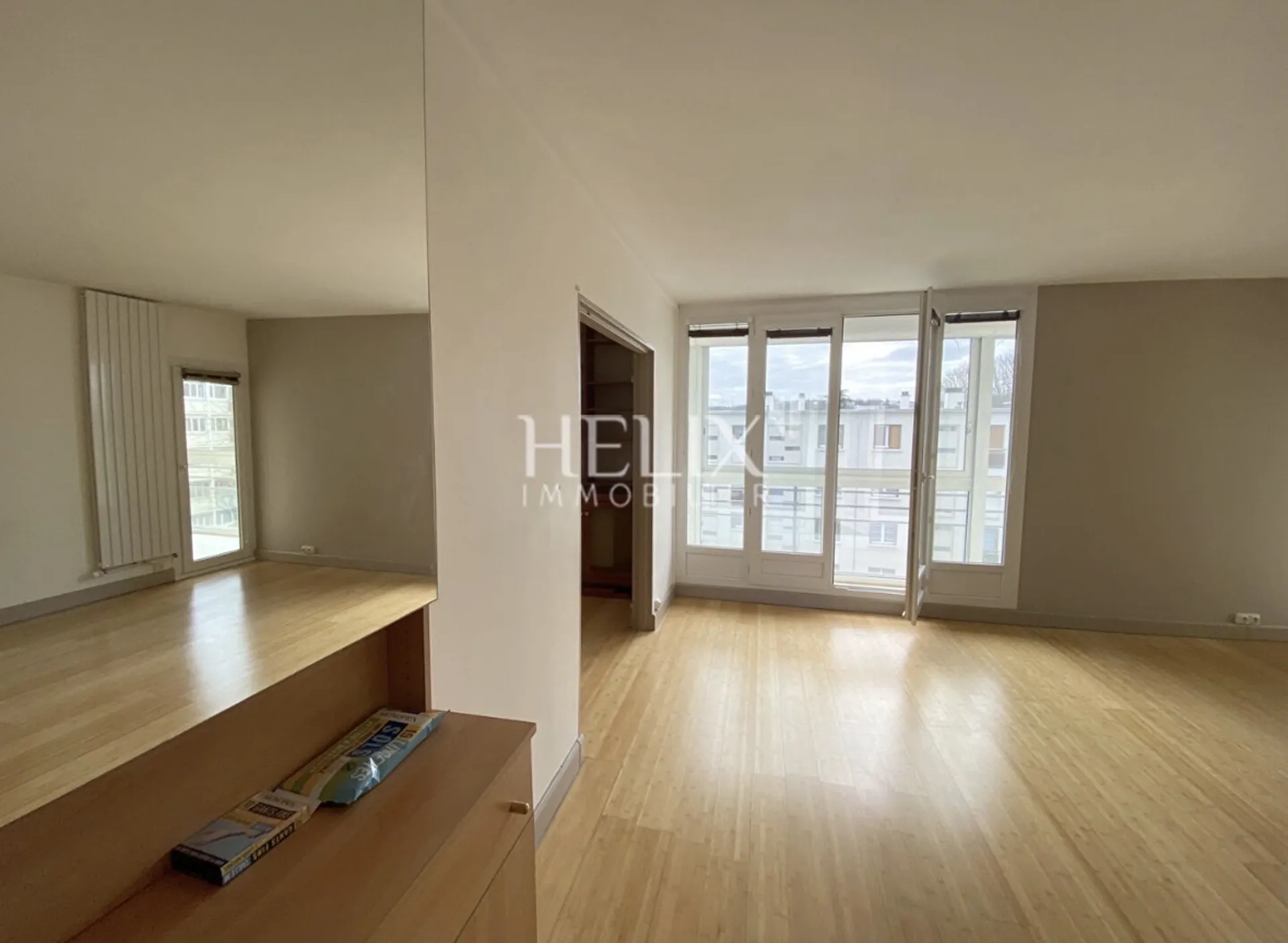 En exclusivité - appartement lumineux au dernier étage avec ascenseur, balcon et loggia plein sud. Proche bus et RER A.