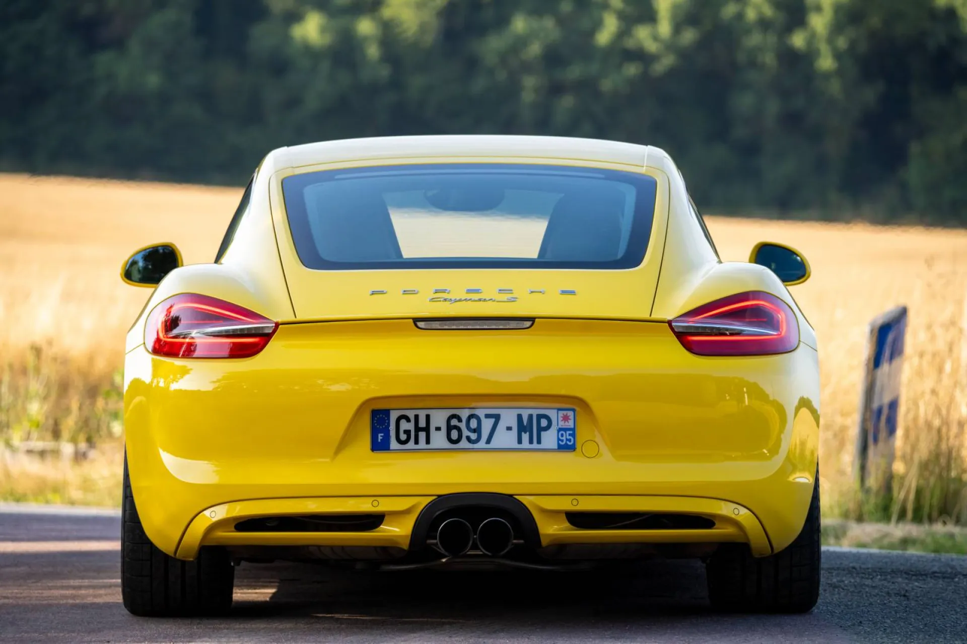 Photographe professionnel pour réaliser des photographies intérieur, extérieur de voiture de luxe Marne la Vallée dans le département de la Seine et marne