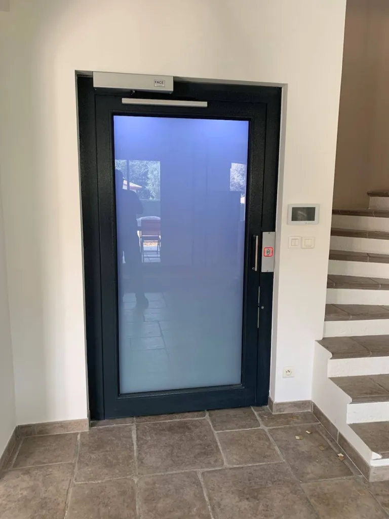 intégration dans son environnement de l'élévateur vertical VIMEC E10 chez un particulier à Carros près de Nice