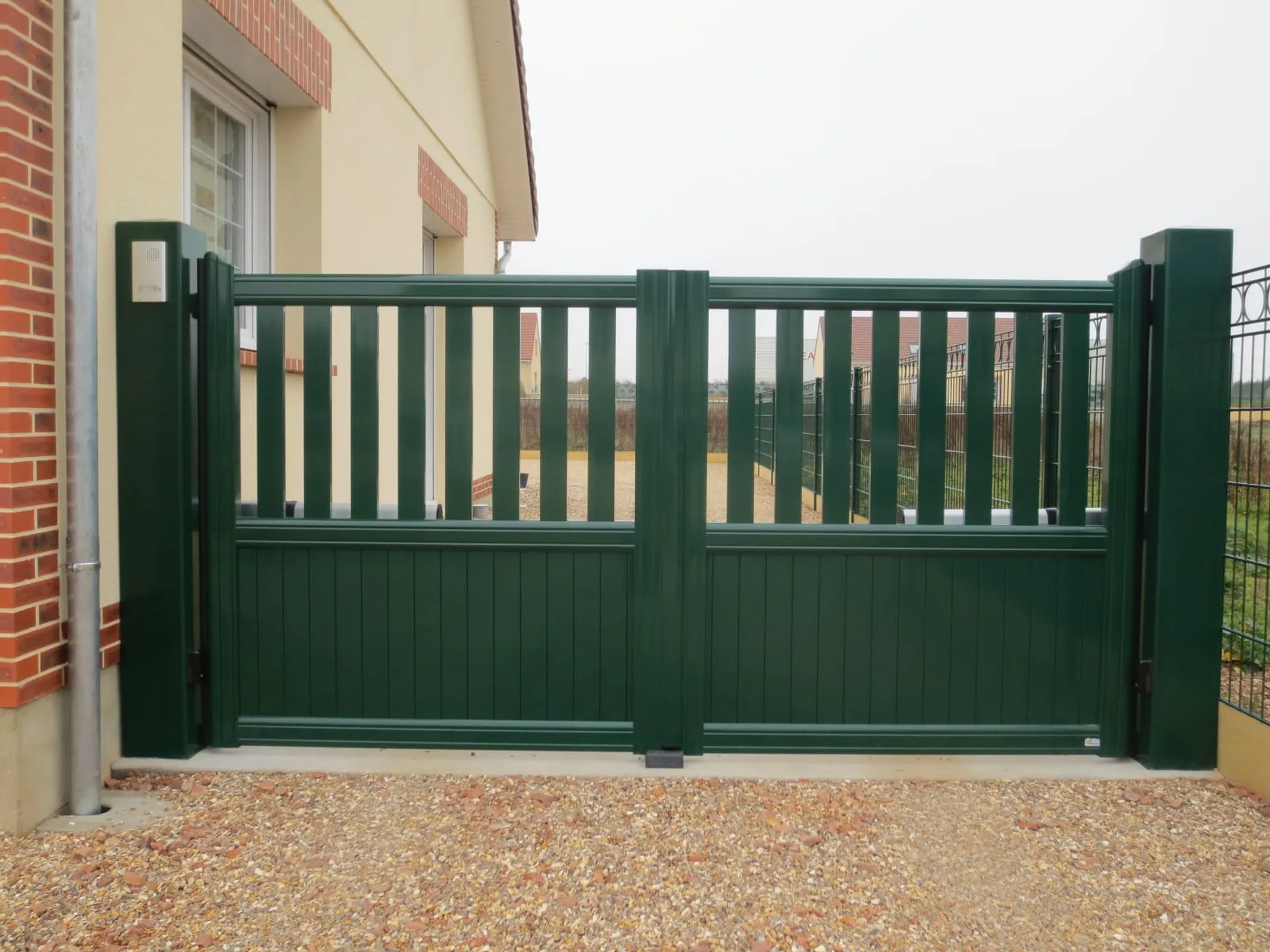 Installation de Portail en aluminium à battants motorisés à Yvetot en Seine-Maritime 76 et ses Alentours