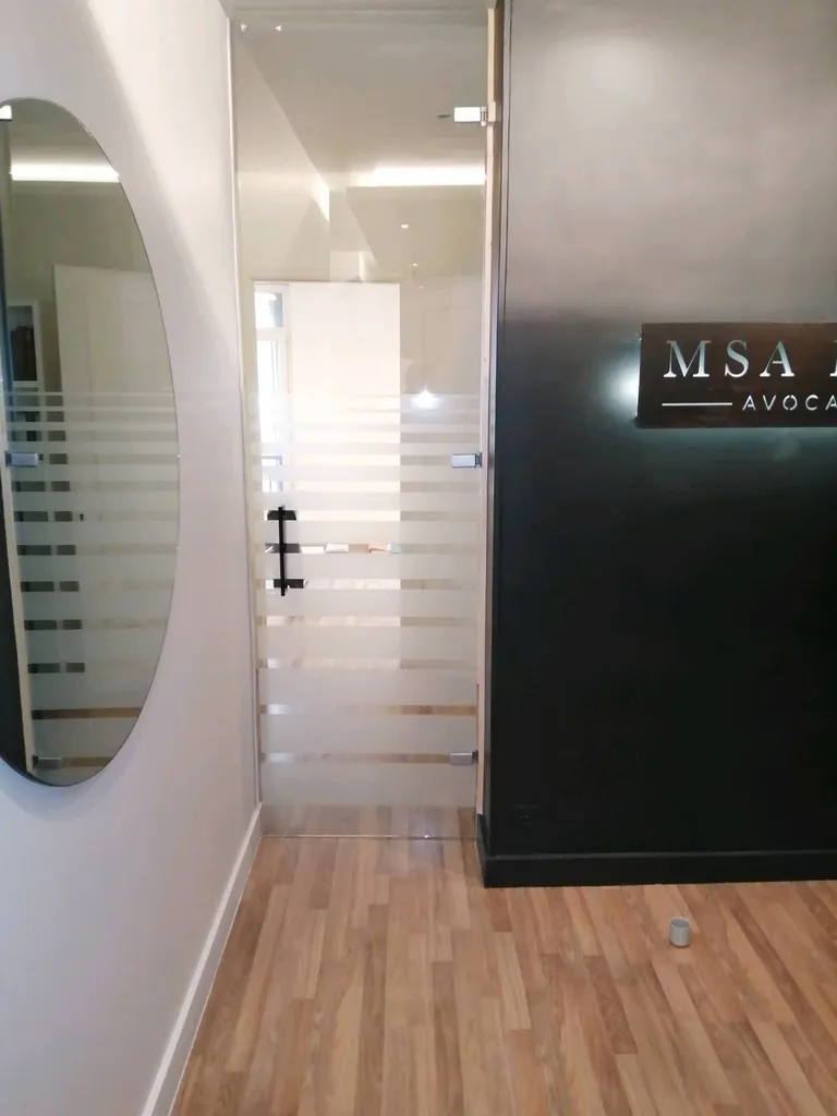 Bandes dépolies sur portes clarites. Toulon 83.