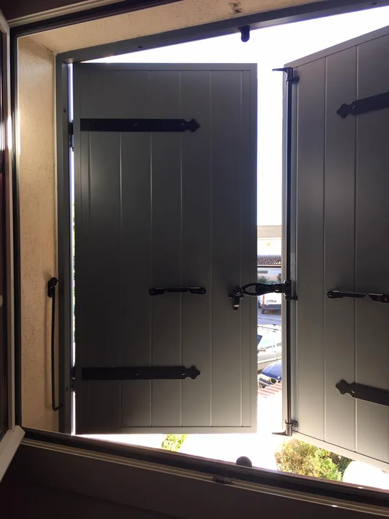 Volets battants 7031 fsm sur Saint-mitre