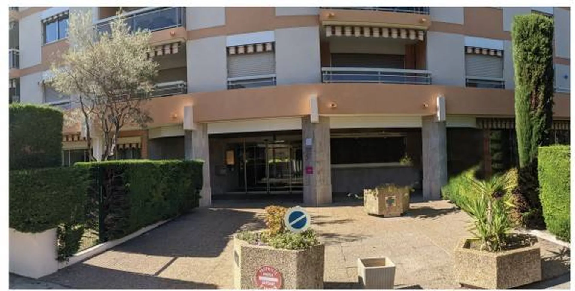 Entrée avant rénovation à Nice