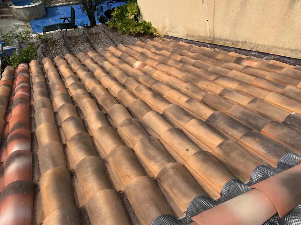 Changement d’un Faîtage avec Rive et nettoyage de toiture de maison sur Martigues