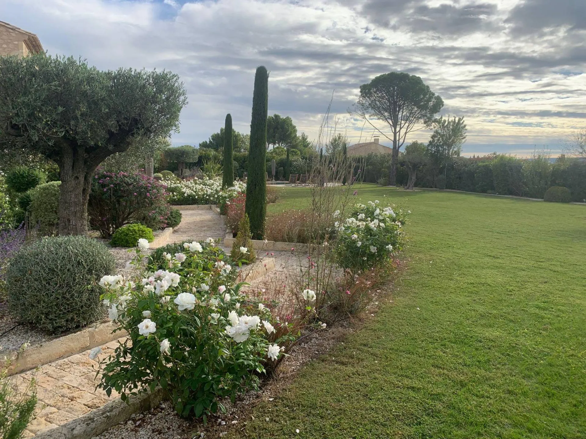 Carré Vert, paysagistes professionnels pour entretien de jardin à Saint-Rémy-de-Provence 13210, dans les Alpilles, pour des espaces extérieurs soignés et durables