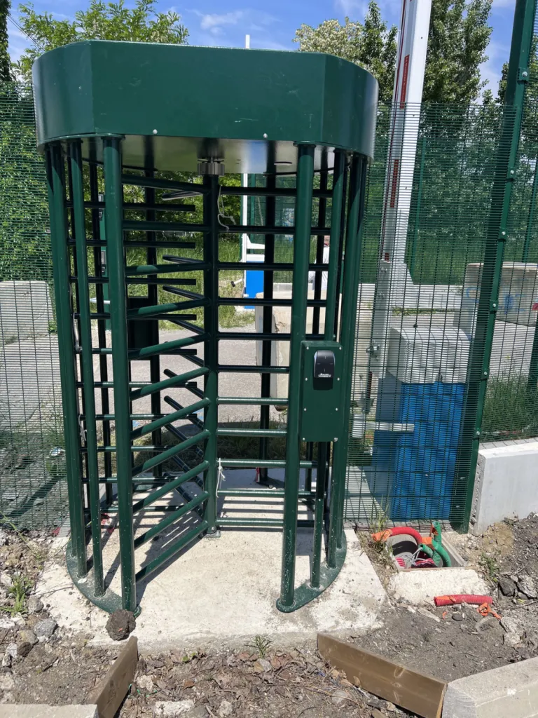 Installation d'un système de contrôle d'accès ALCEA sur un site industriel SNCF à Annemasse pour la gestion des entrées sur le site avec pose de bornes VL PL de 2.50m et étrier de protection Installation d'un système de contrôle d'accès ALCEA sur un site industriel SNCF à Annemasse pour la gestion des entrées sur le site avec pose de bornes VL PL de 2.50m et étrier de protection