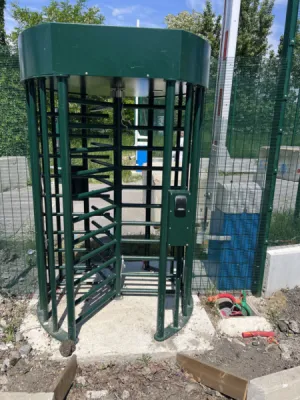 Installation d'un système de contrôle d'accès ALCEA sur un site industriel SNCF à Annemasse pour la gestion des entrées sur le site avec pose de bornes VL PL de 2.50m et étrier de protection