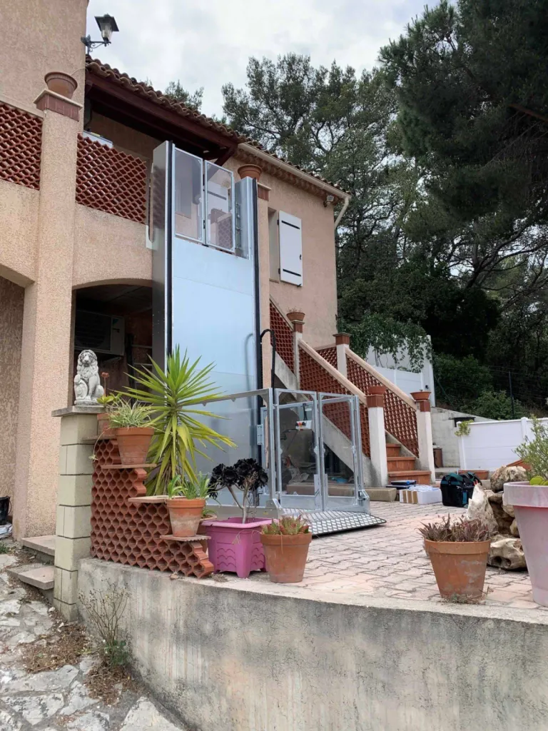 quel que soit le point de vue, cette plateforme verticale Stategos se fond dans le paysage de cette maison à la Seyne près de Toulon