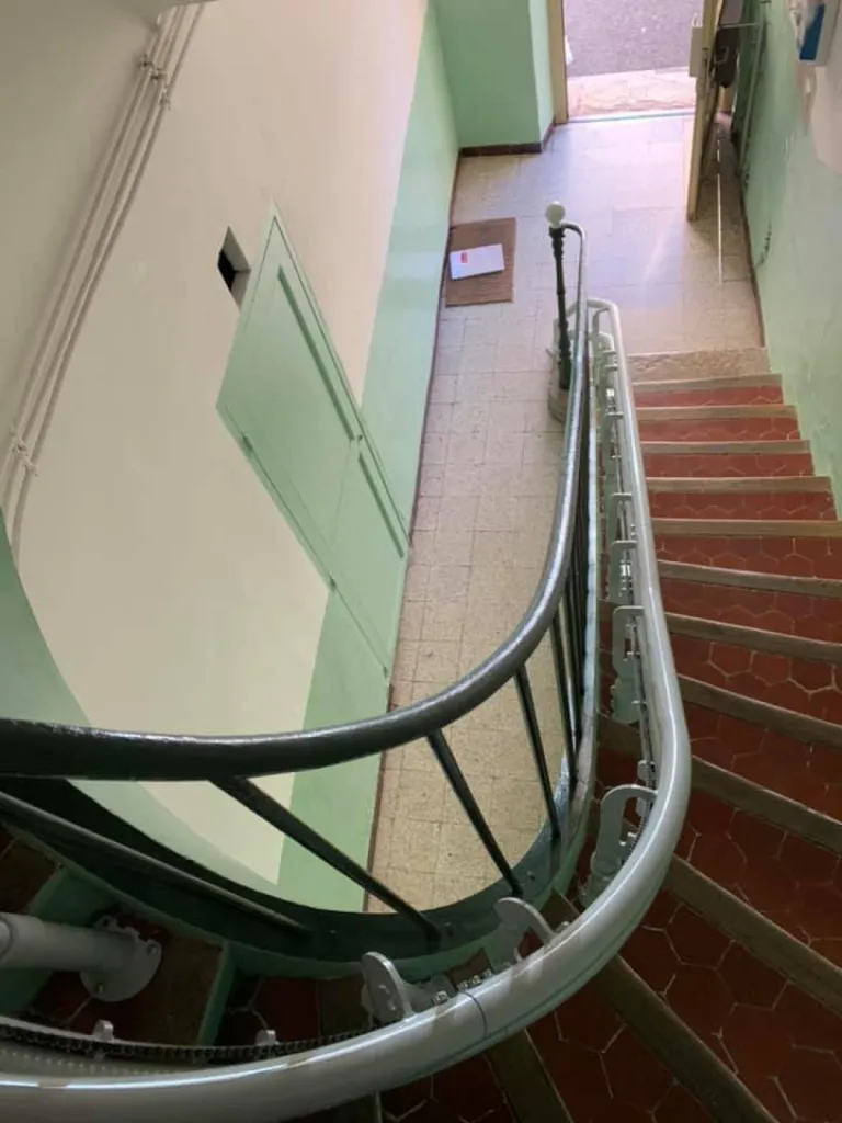 Encombrmeent minimum pour ce fauteuil monte-escaliers OTOLIFT TWO dans une maison de ville à Gardanne près d'Aix en Provence