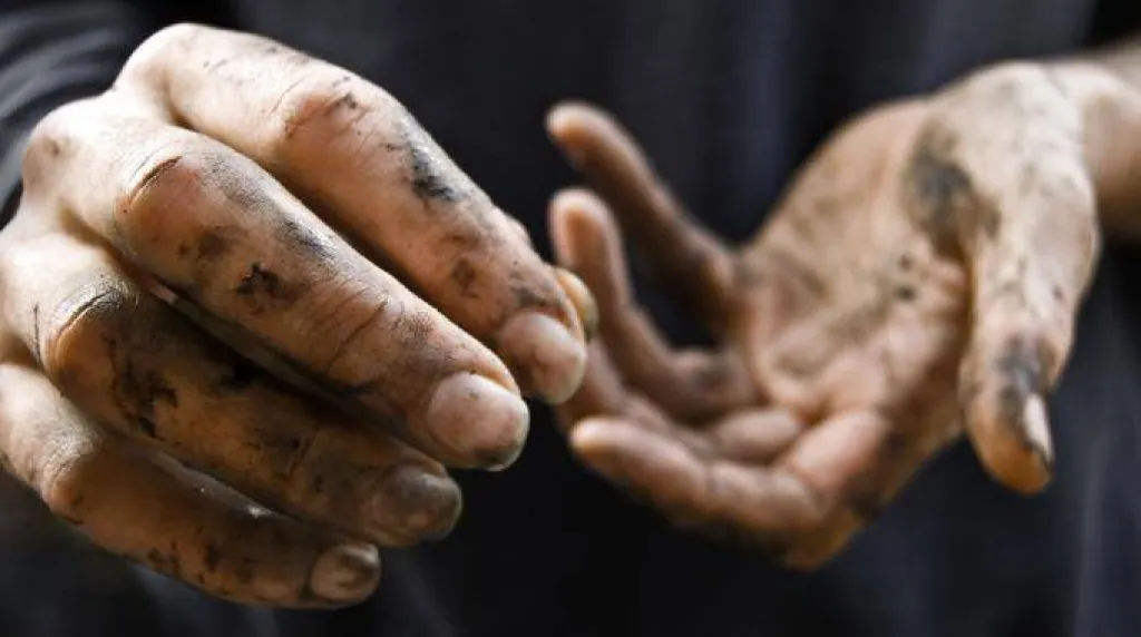 Se nettoyer les mains efficacement après avoir fait de la mécanique avec une crème lavante microbilles